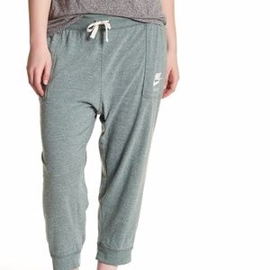 Nike: Gym Vintage Capri (3x)